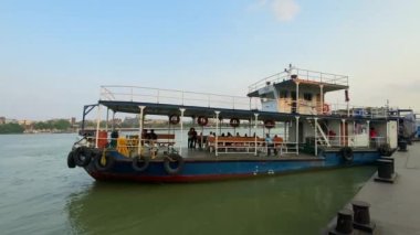 Kolkata, batı Bengal, Hindistan 11 Nisan 2022 feribot feribotu hangi vapura ulaşmak için Ganj Nehri 'nden geçiyor feribot servisi Kolkata şehrinde büyük bir ulaşım servisidir.
