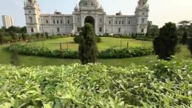 Kolkata, Batı Bengal, Hindistan 13 Nisan 2022 Ünlü Victoria Anıtı manzaralı güzel bahçeli..