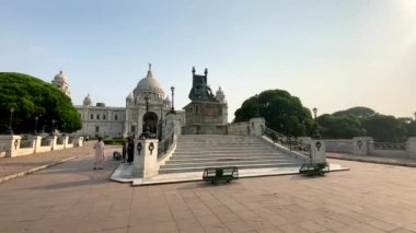 Kolkata, Batı Bengal, Hindistan 13 Nisan 2022 Ünlü Victoria Anıtı manzaralı güzel bahçeli..
