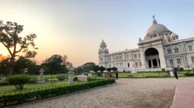 Kolkata, Batı Bengal, Hindistan 13 Nisan 2022 Ünlü Victoria Anıtı manzaralı güzel bahçeli..
