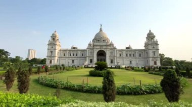 Kolkata, Batı Bengal, Hindistan 13 Nisan 2022 Ünlü Victoria Anıtı manzaralı güzel bahçeli..