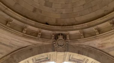 Kolkata, Batı Bengal, Hindistan 13 Nisan 2022 Ünlü Victoria Anıtı manzaralı güzel bahçeli..