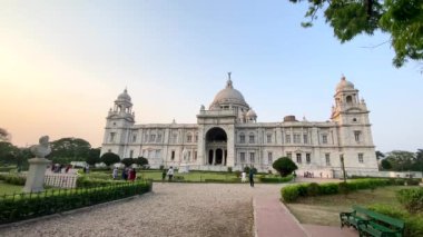 Kolkata, Batı Bengal, Hindistan 13 Nisan 2022 Ünlü Victoria Anıtı manzaralı güzel bahçeli..
