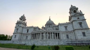 Kolkata, Batı Bengal, Hindistan 13 Nisan 2022 Ünlü Victoria Anıtı manzaralı güzel bahçeli..