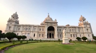 Kolkata, Batı Bengal, Hindistan 13 Nisan 2022 Ünlü Victoria Anıtı manzaralı güzel bahçeli..
