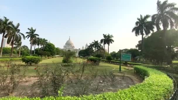コルカタ 西ヴェンガル インド 2022年4月13日 美しい庭園を持つ有名なビクトリア記念館のサイドビュー — ストック動画