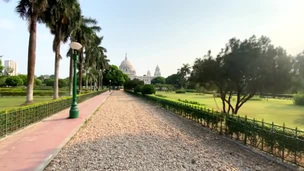 2022年4月13日 印度加尔各答 有美丽花园的著名维多利亚纪念馆侧视图 — 图库视频影像