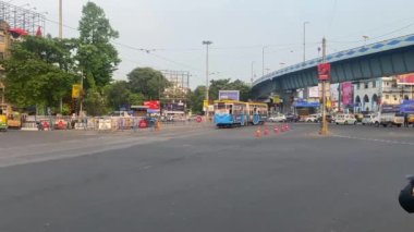 Kolkata, Batı Bengal, Hindistan, 12 Nisan 2022 Kolkata Eski Tramvayı yoğun bir trafikte ilerliyor.