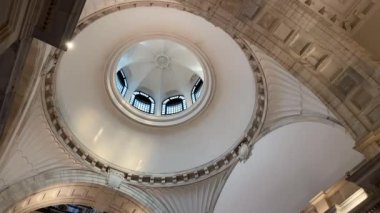 Kolkata, Batı Bengal, Hindistan 13 Nisan 2022 Ünlü Victoria Anıtı 'nın güzel bahçeli iç manzarası..