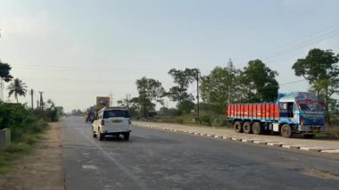 Kolkata, Batı Bengal, Hindistan 13 Nisan 2022 Bir kişi motosiklet şasesi tabanlı taşımacılık veya çakda biniyor. Bu da Jugaad gadi olarak adlandırılır..