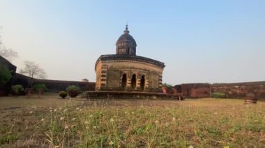 Bishnupur, Batı Bengal, Hindistan, 9 Nisan 2022 Antik Lalji Tapınağı Turistlerinin dış cephesi gezinti alanında yürür..