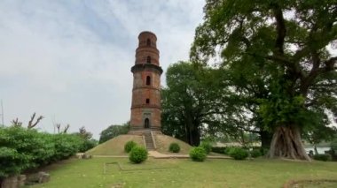 Firoz minar, Hindistan 'ın batısında, Gaur, Batı Bengal' de 13. ve 16. yüzyıllarda Bengal 'in Müslüman nawabs' lerinin başkenti olan küçük bir caminin kalıntılarıdır..