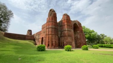 Dakhil Darwaza, Hindistan 'ın batısında, Gaur' da 13. ve 16. yüzyıllarda Bengal 'in Müslüman nawabs' lerinin başkenti olan küçük bir caminin kalıntıları..