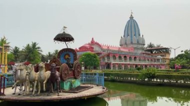 Gitalpara, siliguri, Batı Bengal Hindistan, 19 Nisan 2022. ISKCON siliguri hindu tanrısı tapınağı. Renkli putlarıyla modern Hare Krishna Tapınağı.