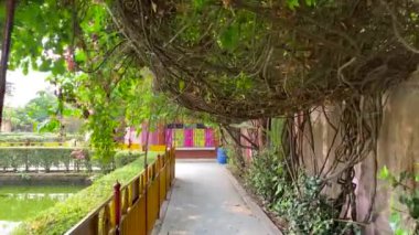 Gitalpara, siliguri, Batı Bengal Hindistan, 19 Nisan 2022. ISKCON siliguri hindu tanrısı tapınağı. Renkli putlarıyla modern Hare Krishna Tapınağı.