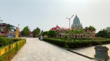 Gitalpara, siliguri, Batı Bengal Hindistan, 19 Nisan 2022. ISKCON siliguri hindu tanrısı tapınağı. Renkli putlarıyla modern Hare Krishna Tapınağı.