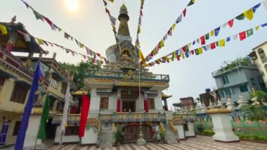 Gitalpara, siliguri, Batı Bengal Hindistan, 19 Nisan 2022. Altın Beyaz Kırmızı Buddist Tapınağı Salugara Manastırı Siliguri 'deki Gorkhaland' ın odak noktası..