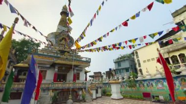 Gitalpara, siliguri, Batı Bengal Hindistan, 19 Nisan 2022. Altın Beyaz Kırmızı Buddist Tapınağı Salugara Manastırı Siliguri 'deki Gorkhaland' ın odak noktası..