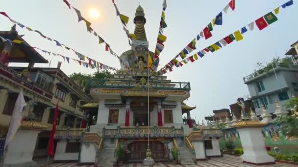 Gitalpara Siliguri West Bengal India April 2022 金白色的红色佛教圣殿Salugara Monastery Gorkhaland — 图库视频影像