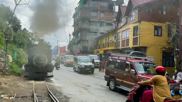 Darjeeling West Bengal Ινδία Απριλίου 2022 Ατμομηχανή Που Οπισθοδρομεί Από — Αρχείο Βίντεο