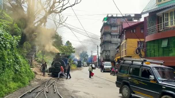 2022年4月22日 印度西部边疆地区大吉岭的蒸汽机车在雾蒙蒙的天气里驶离大吉岭车站 展示了这一著名的旅游景点和传统玩具火车 — 图库视频影像