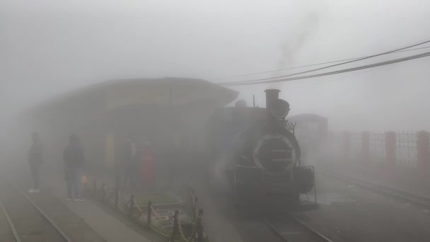 ダージリン ウェストヴェンガル インド 2022 マルコが霧の中の山を巡る遺産の蒸気列車チャックを宣言した大胆に 最も高い玩具鉄道駅の幽霊 — ストック動画