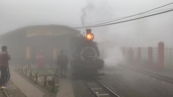 2022年4月22日 在大吉岭的最高玩具火车站 大吉岭 西孟加拉邦 大吉岭 在大吉岭 联合国教科文组织宣布传统蒸汽火车在雾中翻越高山 — 图库视频影像