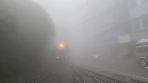ダージリン ウェストヴェンガル インド 2022 マルコが霧の中の山を巡る遺産の蒸気列車チャックを宣言した大胆に 最も高い玩具鉄道駅の幽霊 — ストック動画