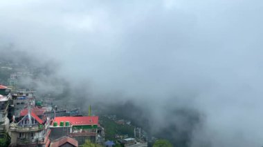 Batı Bengal, Hindistan 'da bulutlu bir günde Himalayalar' daki bir dağın tepesindeki Darjeeling şehrine bakın..