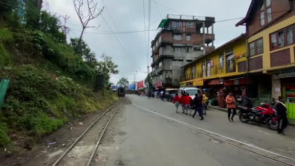 Darjeeling Västra Bengalen Indien April 2022 Diesel Toy Tåg Passerar — Stockvideo