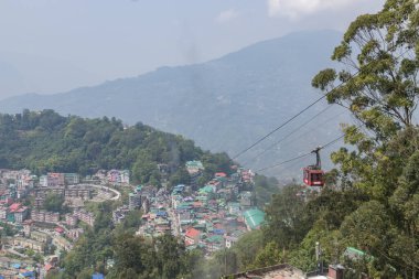 Gangtok, Sikkim, Hindistan 24 Nisan 2022 Turistler gün batımında gangtok şehrinde teleferik yolculuğunun keyfini çıkarıyorlar. Sikkim 'in muhteşem şehir manzarası. Kuzey Doğu Hindistan turizmi