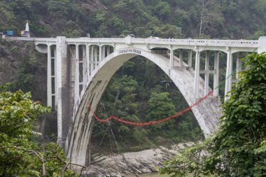 Teesta nehri üzerindeki taç giyme köprüsünün güzel manzarası. Bu köprü Britanya döneminde inşa edildi ve şimdi Hindistan 'ın mirası oldu..