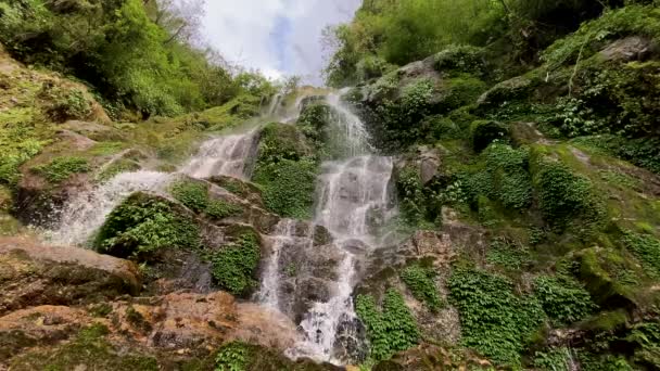インドのギャングトルキムのヒマラヤ渓谷の美しいカスケードバクタン滝 — ストック動画