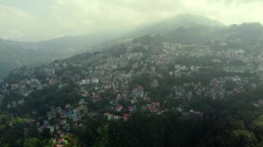 Kuzey Hindistan 'ın Sikkim eyaletinin Gangtok şehrindeki bulutlu günün hava görüntüsü.