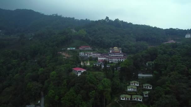 Vista Aérea Del Monasterio Ranka Lingdum Pal Zurmang Kagyud Monasterio — Vídeos de Stock