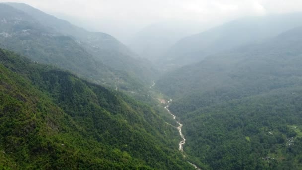 在一个阳光明媚的日子里 在印度锡金 倾斜下来 无人驾驶飞机在泰斯塔河上方 在山脉和印度森林之间的一个山谷里射击 — 图库视频影像
