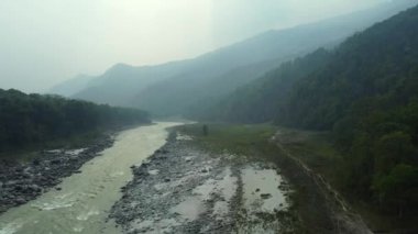 Hindistan, Sikkim 'de güneşli bir günde, dağlarla Hint ormanı arasındaki bir vadide, Tista nehrinin üzerindeki hava manzarası..