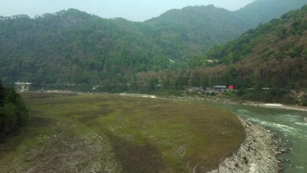 Luftaufnahme Über Dem Fluss Tista Einem Tal Zwischen Bergen Und — Stockvideo