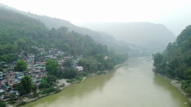 Mangber, Batı Bengal, Hindistan, 22 Nisan 2022 Tista Nehri 'nin üzerinde, Hindistan' ın batısında, güneşli bir günde, dağlar ve Hint ormanı arasındaki bir vadide,.