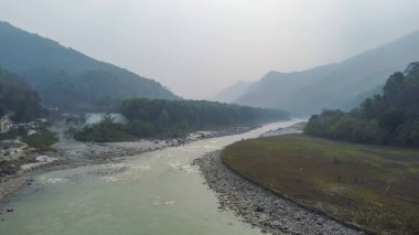 Sikkim, Hindistan 'daki güzel teesta nehri. Teesta nehri, Himalayalar' ın Rangpo Ormanı 'ndan yükselen ve Sikkim ve Batı Bengal' den geçen uzun bir nehirdir..