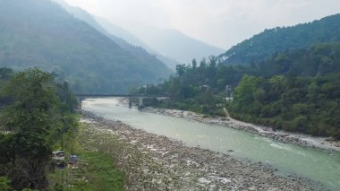 Sikkim, Hindistan 'daki güzel teesta nehri. Teesta nehri, Himalayalar' ın Rangpo Ormanı 'ndan yükselen ve Sikkim ve Batı Bengal' den geçen uzun bir nehirdir..