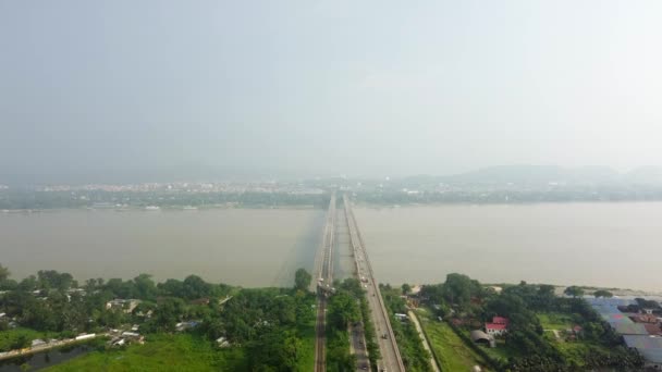 印度婆罗门皮塔河上的空中观景桥 Aerial View Saraighat Bridge 是印度萨门河上第一座在婆罗门皮塔河上建造的桥 — 图库视频影像