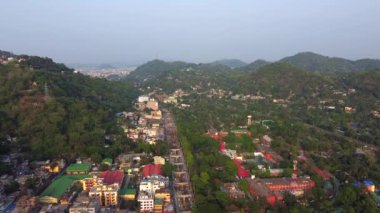 Hindistan Assam 'daki Kamakhya Tapınağı yakınlarındaki Guwahati şehrinin güzel manzara manzarası..