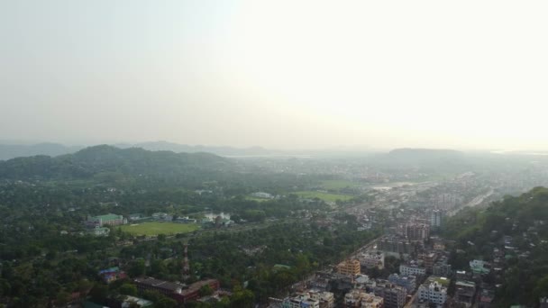 インドのカマキヤ神殿近くのグワハティ市の美しい景観を眺める空撮 — ストック動画