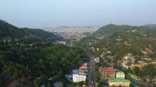 インドのカマキヤ神殿近くのグワハティ市の美しい景観を眺める空撮 — ストック動画