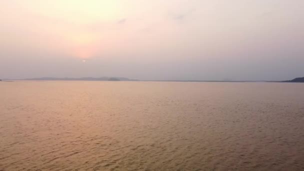 印度卡萨姆邦的印度古瓦哈提 Guwahati 的婆罗门普特河畔落日 — 图库视频影像