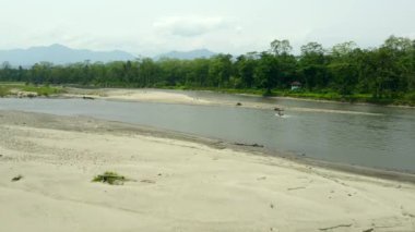 Range orman polisi doğu Himalaya dağlarındaki Asami Ulusal Parkı 'ndaki Kameng Nehri' nde file biniyor. assam, Hindistan
