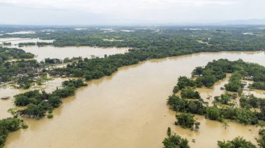 19 Mayıs 2022 'de Silchar, Assam Hindistan Barak Nehri' nde küçük bir kasabanın havadan görünüşü su altında kaldı. Evler, doğa felaketi iklim değişikliği ile ilgili çamurlu su kavramını taşırdı..
