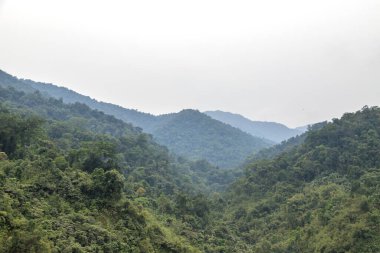 Hindistan 'ın kuzeydoğusundaki Batı Arunachal Pradesh' teki Bhalukpong sınır kasabası yakınlarındaki yüksek dağların manzarası..
