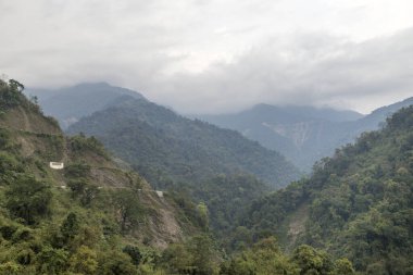 Hindistan 'ın kuzeydoğusundaki Batı Arunachal Pradesh' teki Bhalukpong sınır kasabası yakınlarındaki yüksek dağların manzarası..